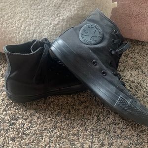Lightly used all black converse. Size 7, no damage, and in great condition.